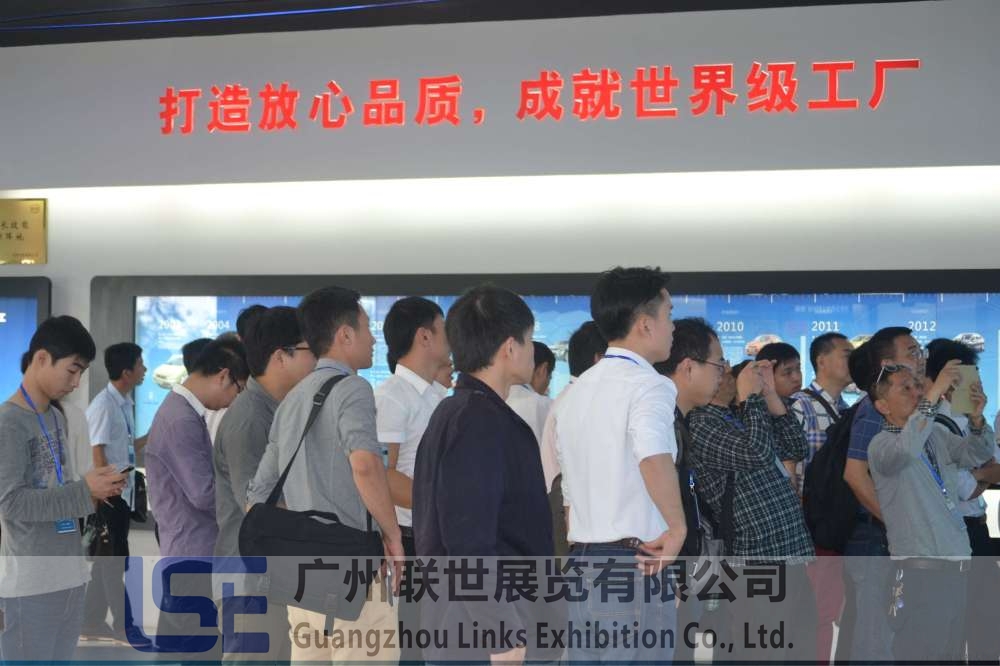 企业家们在车间认真参观